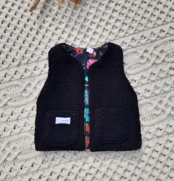 Gilet de berger enfant 3ans, extérieur en tissu bouclette, intérieur viscose, liserai en lurex doré dans le dos les bobines de ganou 2