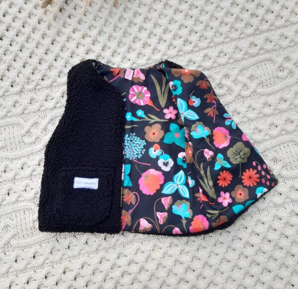 Gilet de berger enfant 3ans, extérieur en tissu bouclette, intérieur viscose, liserai en lurex doré dans le dos les bobines de ganou